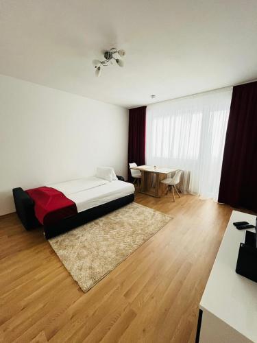 林茨Magnifique Appartment的一间卧室配有一张床和一张桌子
