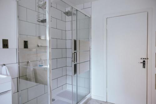 利物浦COZY PLACE LIVERPOOL的浴室里设有玻璃门淋浴