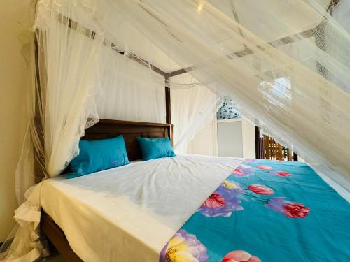 米瑞莎Royal Palace Mirissa的一间卧室配有一张带天蓬的床