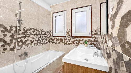 安纳马斯COLOC PASTEUR - Belle colocation de 3 chambres - Hypercentre - Proche Gare et Tram - Wifi gratuit的浴室配有盥洗盆和浴缸。