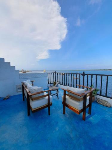 拉穆Pwani House - Lamu Seafront的一个带桌椅的海景阳台