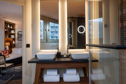 巴黎Les Artistes的浴室设有2个水槽和镜子