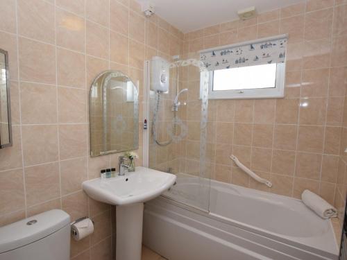 Marhamchurch2 Bed in Widemouth Bay 40636的一间带水槽、卫生间和淋浴的浴室
