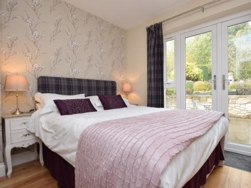 罗斯林2 Bed in Edinburgh 42778的一间卧室设有一张床和一个窗口