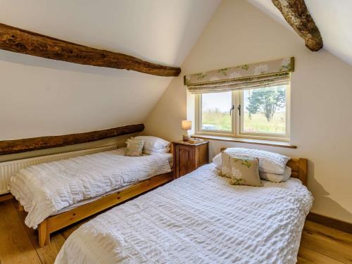 Shabbington2 bed in Thame CC068的带窗户的客房内的两张床
