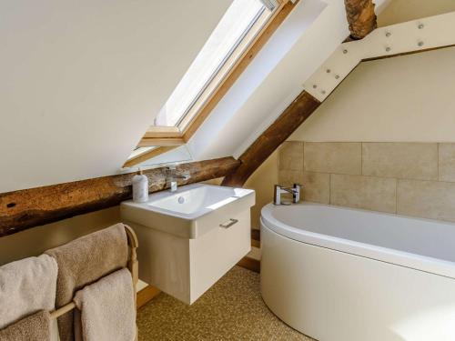Shabbington2 bed in Thame CC068的浴室配有盥洗盆和浴缸。