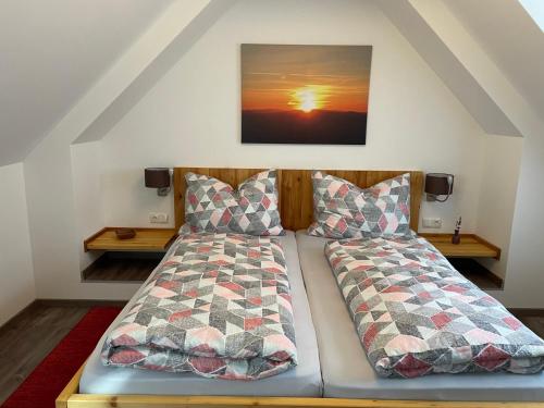 MönichwaldFerienhaus Holzer的阁楼上的卧室配有两张床