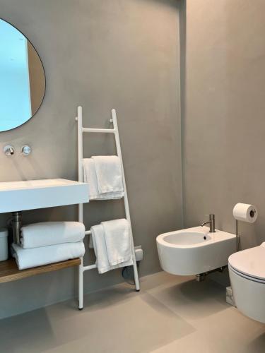 利多迪费尔莫CinziaHome Boutique B&B的浴室设有水槽和卫生间旁的梯子
