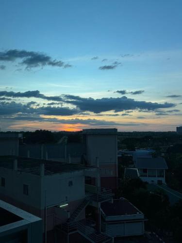 宾南邦SW Rental的从大楼欣赏日落美景