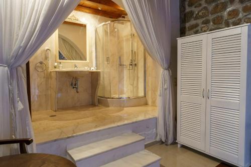 伊兹拉内雷兹旅馆的带淋浴和盥洗盆的浴室