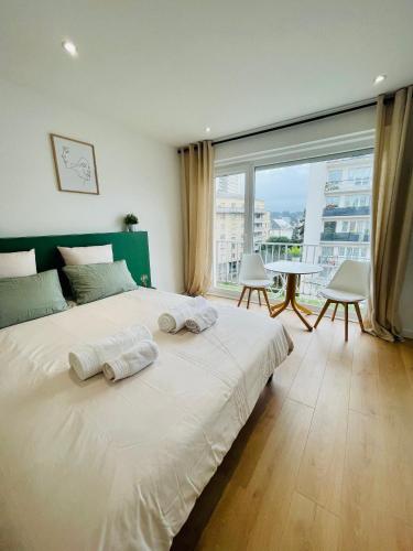 米卢斯Appartement centre historique的一间卧室配有一张大床和两条毛巾