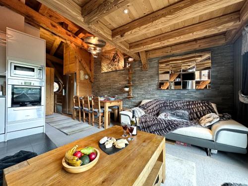 阿沃里亚兹Chalet Flocon - luxury ski chalet by Avoriaz Chale的客厅配有沙发和桌子