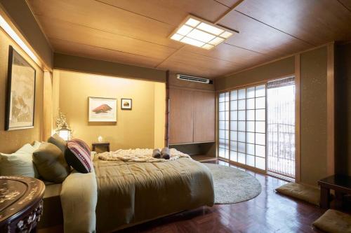 Klong ToiThong Lor 8 Urban Home, 1km to BTS Thonglor的一间卧室设有一张大床和一个窗户。