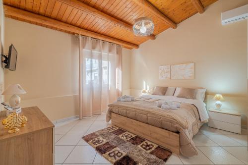 弗洛里迪亚Le tre pigne的一间卧室设有一张大床和木制天花板