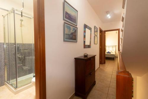 法马拉Casa Bianca Caleta De Famara的走廊设有带淋浴和卫生间的浴室