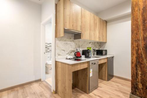 马德里1 bedroom 1 bathroom furnished - Justicia - Cozy - MintyStay的厨房配有木制橱柜和台面