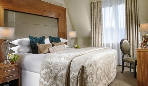 科克卡里加林科特酒店及休闲中心的卧室设有一张白色大床和一扇窗户。