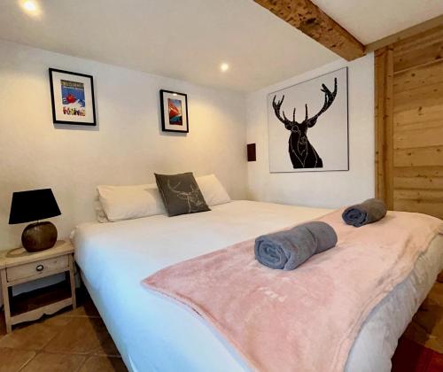 夏蒙尼-勃朗峰Gorgeous Mini-Chalet Chamonix的卧室配有两张床,墙上挂着鹿的照片