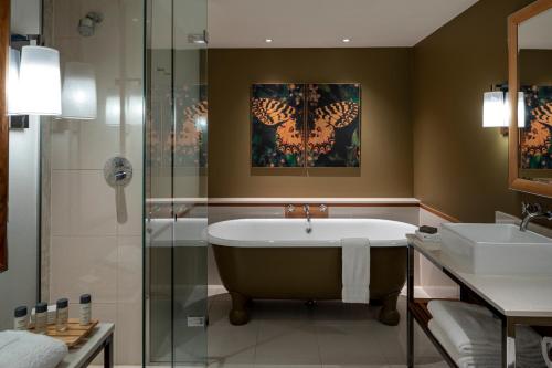 Chandler's Cross格鲁夫酒店的设有带浴缸和淋浴的浴室。