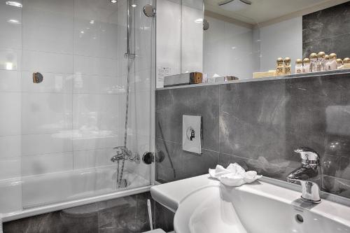 Majestic Plaza Hotel Prague的一间浴室