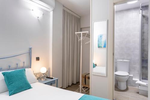 萨莫拉Alda Centro Zamora的一间卧室配有一张床,浴室设有淋浴。