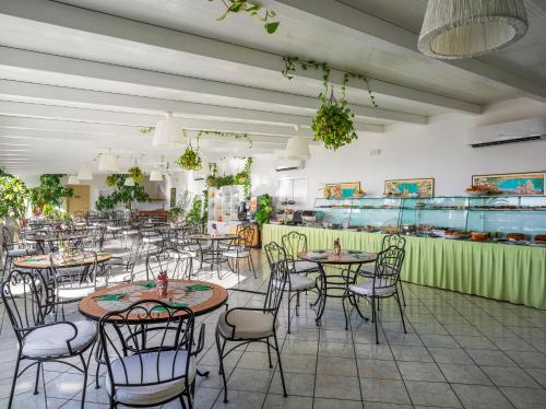 斯特龙博利Stromboli Trekking Accommodation - Room and Excursion for 2 included的一间在房间内配有桌椅的餐厅