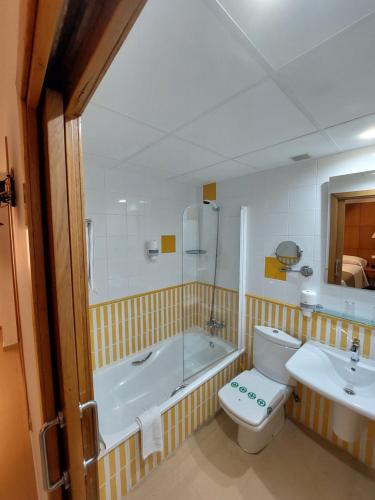 佩尼斯科拉瑞虎佩佩酒店的带浴缸、卫生间和盥洗盆的浴室