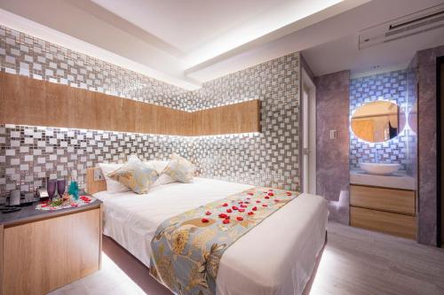 东京Exquisite business hotel Bella的一间卧室,床上放着鲜花