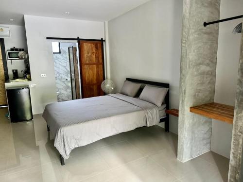 功孟海滩aonangstudio 2的一间白色客房内的床铺卧室