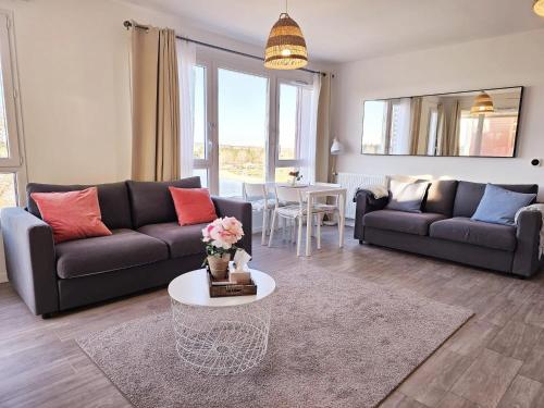 蒙特Lakeside Provence - Appartement 4 étoiles face au lac de Monteux的客厅配有沙发和桌子