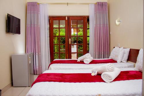 布拉瓦约Matilinda Lodge的客房内的两张床和毛巾