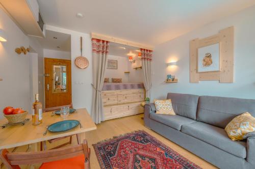 夏蒙尼-勃朗峰Les Marmottes d'Argentière - Happy Rentals的客厅配有沙发和桌子