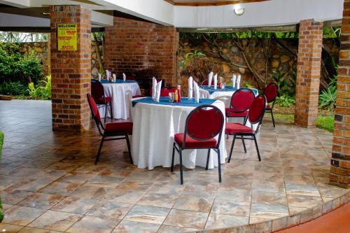 布拉瓦约Matilinda Lodge的一套桌子和红色椅子