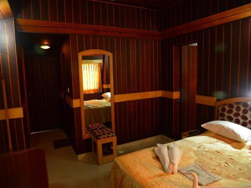 哥印拜陀Hotel City Tower的一间卧室配有两张床和镜子