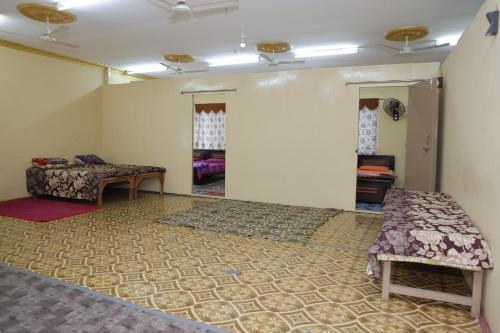 海得拉巴3 BHK-Air Cooler-Fans for 4 to 10 Guests for Families的一间设有两张床和一张桌子的房间