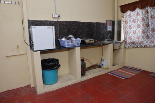 海得拉巴3 BHK Non-AC for 4 to 10 Guests for Families的厨房配有柜台和垃圾桶