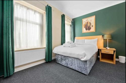 卡迪夫Ensuite Room in Cardiff City Centre的酒店客房设有床和窗户。