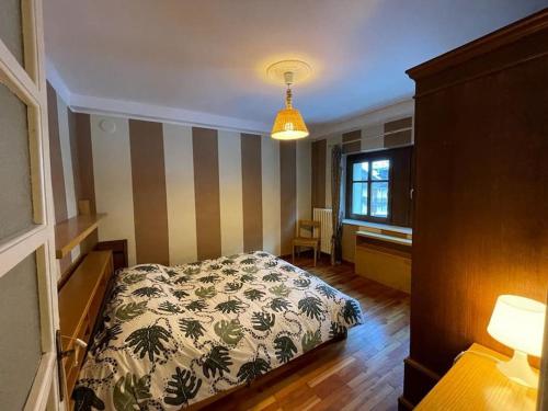 利莫内皮埃蒙特Villa Gatti [Limone Centro]的一间卧室配有一张床、一张书桌和一个窗户。