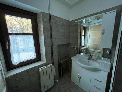 利莫内皮埃蒙特Villa Gatti [Limone Centro]的一间带水槽和窗户的浴室