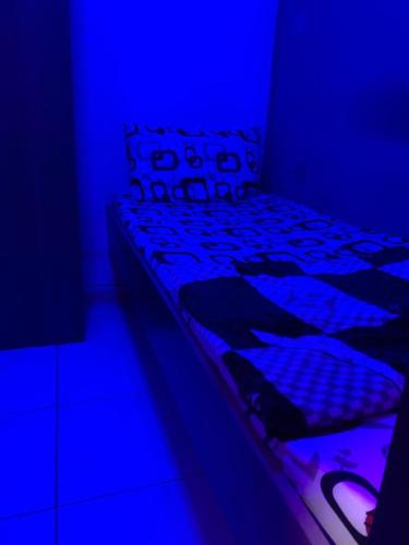 迪拜Bright Rooms的蓝色灯间的一张床位