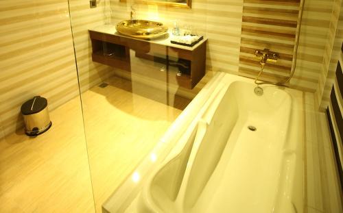 拉杰沙希Hotel X Rajshahi的带浴缸和盥洗盆的浴室