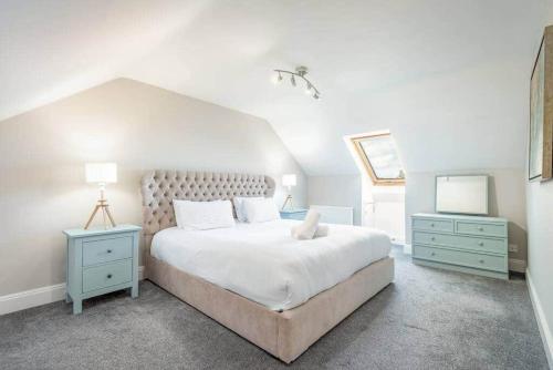 法夫Rosemount - Perfect for Gatherings - Kilrenny的一间卧室设有一张大床和两个床头柜