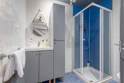 法夫Rosemount - Perfect for Gatherings - Kilrenny的带淋浴和盥洗盆的白色浴室