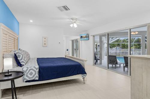 萨尼贝尔Villa Island Pearl - Roelens Vacations的一间卧室配有一张床,享有庭院的景色