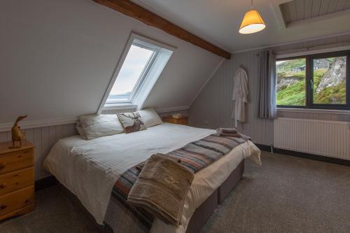 Doune Bay Lodge的一间卧室设有一张大床和一个窗户。