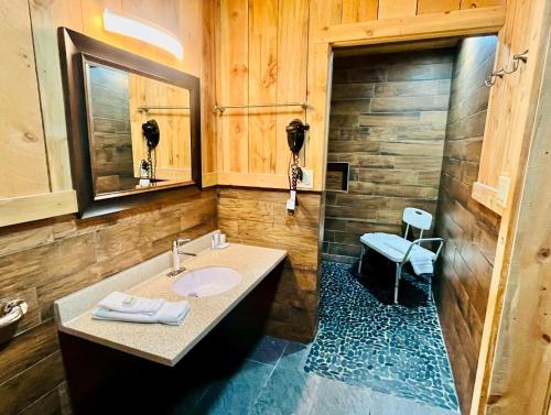 沃尔沃尔美国最佳价值旅馆的一间带水槽和镜子的浴室