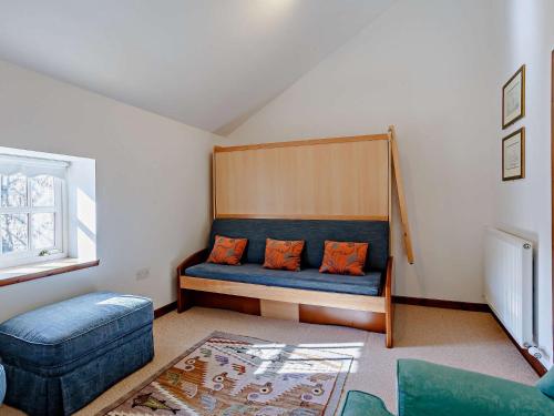 Boath1 Bed in Alness CA015的小房间设有蓝色的沙发和椅子