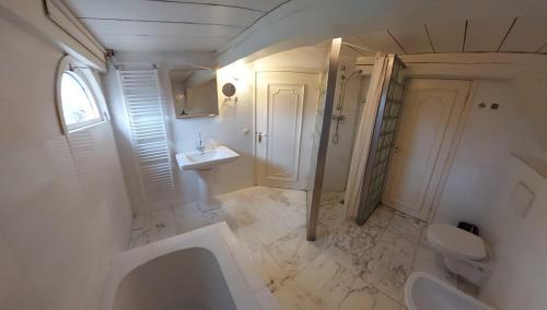 ZaandijkPakhuys bij de Zaanse Schans的白色的浴室设有水槽和卫生间。