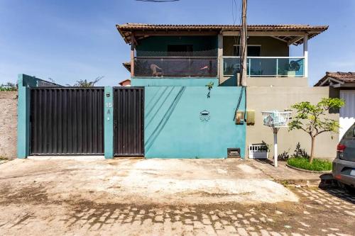 卡波布里奥Suítes Brisa Tropical的前面有蓝色门的房子
