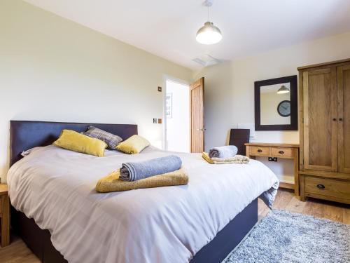 南莫尔顿2 Bed in South Molton 78097的一间卧室配有两张带枕头的床。